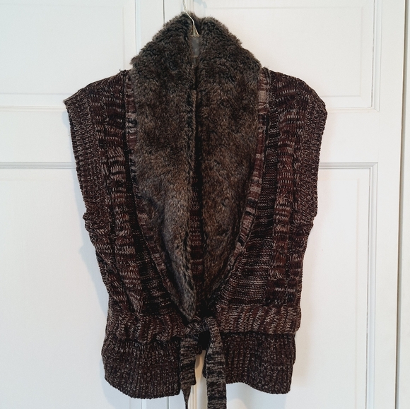 John Paul Richard faux fur collared knit vest - Picture 2 of 8